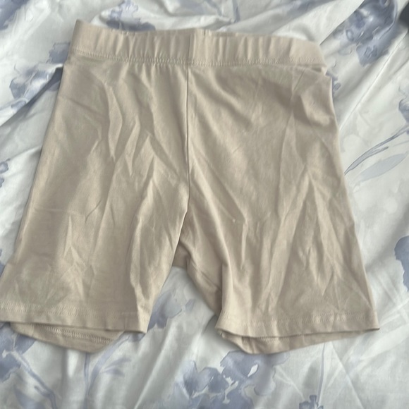 H&M Basic Shorts - Picture 1 of 3
